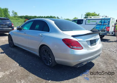 2016 Mercedes-Benz C 300 Luxury/Sport z USA, uszkodzony, nr VIN 55SWF4JB7GU098843